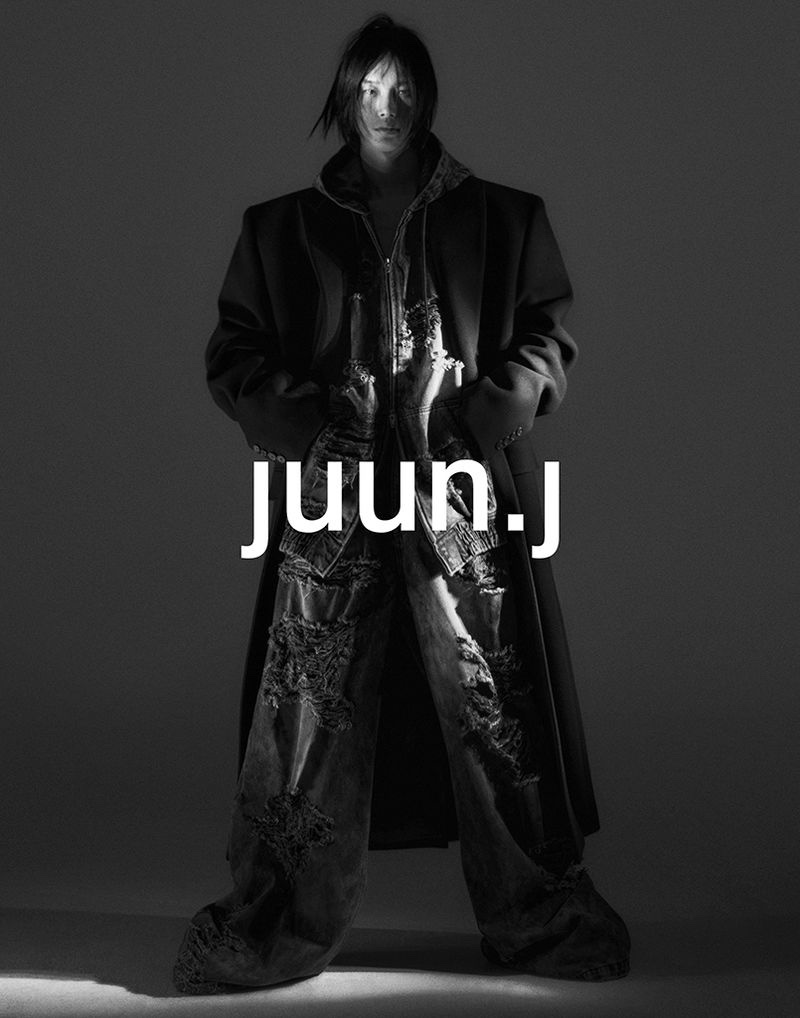 Model Taemin Park rocks a long tailored coat with baggy, oversized denim for Juun.J's fall-winter 2023 campaign. 