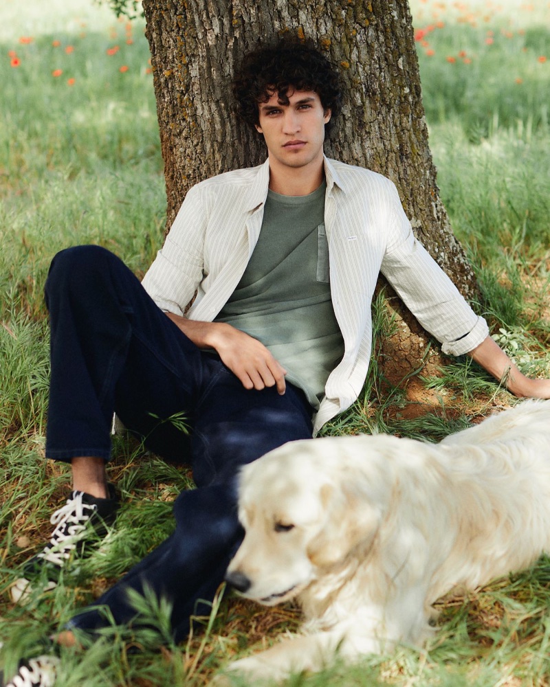 A casual vision, Francisco Henriques sports a casual outfit from Pepe Jeans' pre-fall 2023 collection.