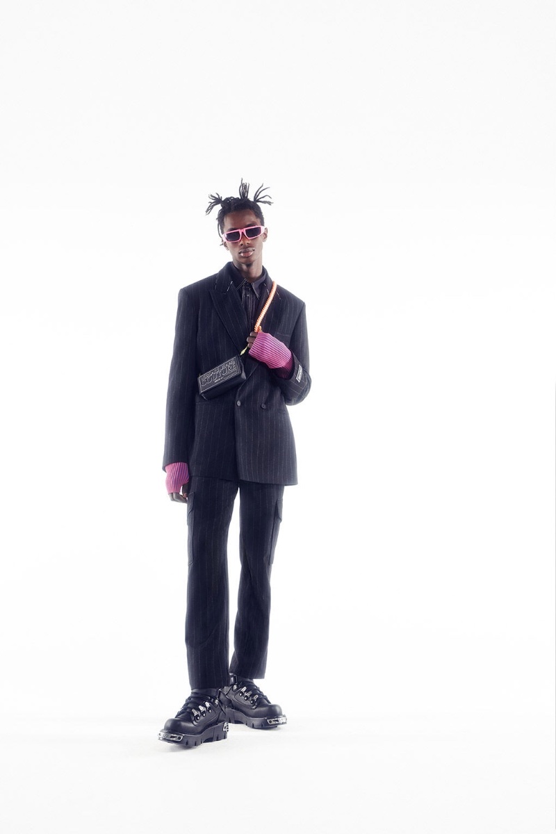 » Versace Jeans Couture Fall 2023: A Bold Splash of Nostalgia Versace Jeans Couture Fall Winter 2023 Collection Men 002