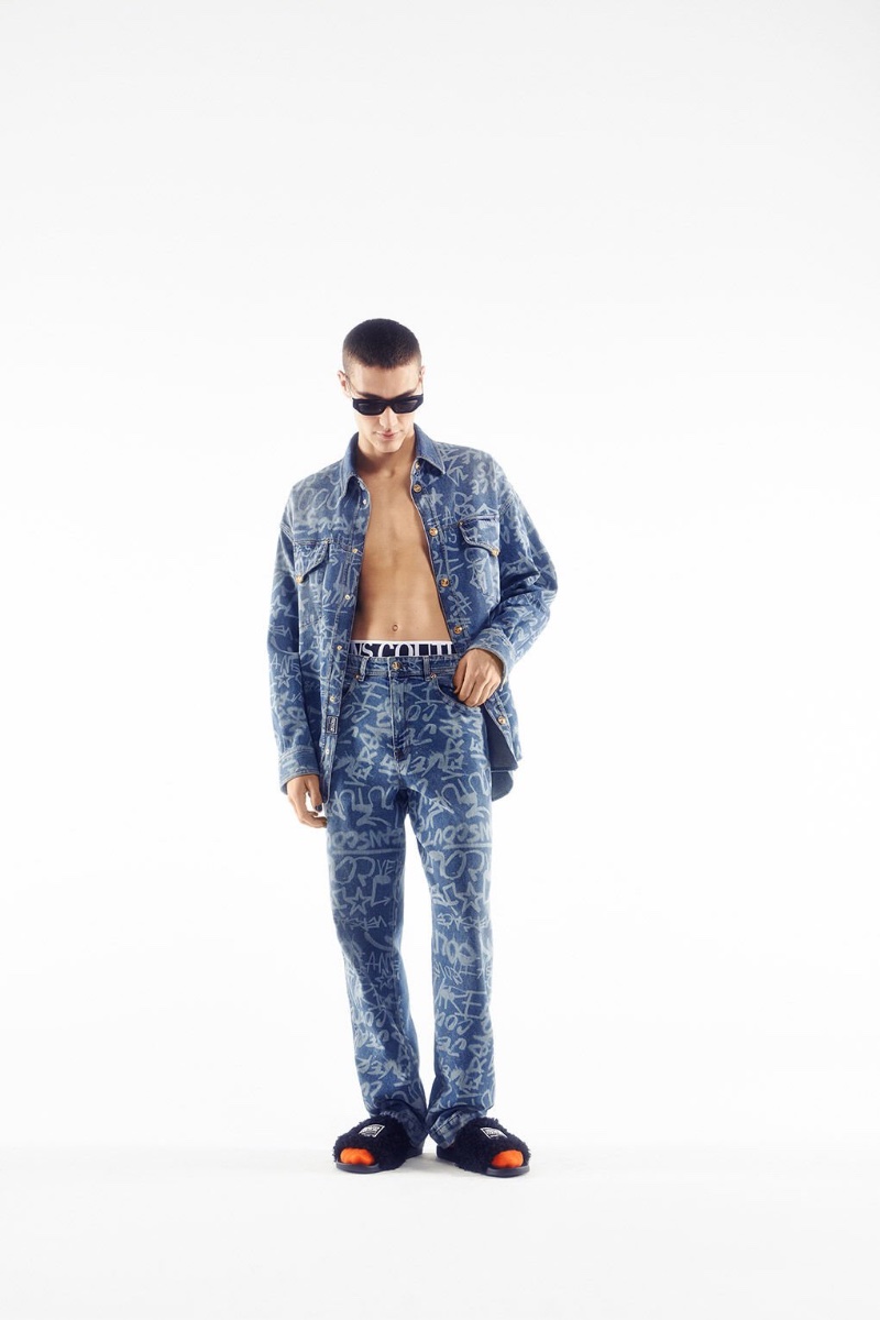 » Versace Jeans Couture Fall 2023: A Bold Splash of Nostalgia Versace Jeans Couture Fall Winter 2023 Collection Men 010