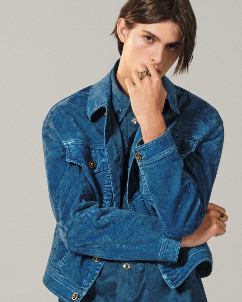 Model Mark Vanderloo Jr. wears a Medusa velvet jacket for Versace's pre-fall 2023 campaign. » Versace Pre-Fall 2023: Refreshed Classics & Neo Nylon Bags Model Mark Vanderloo Jr. wears a Medusa velvet jacket for Versace's pre-fall 2023 campaign.