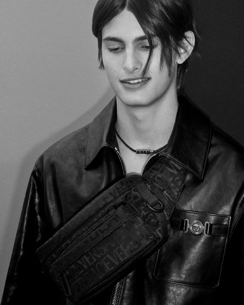 Mark Vanderloo Jr. sports a Versace Neo Nylon belt bag. » Versace Pre-Fall 2023: Refreshed Classics & Neo Nylon Bags Mark Vanderloo Jr. sports a Versace Neo Nylon belt bag.