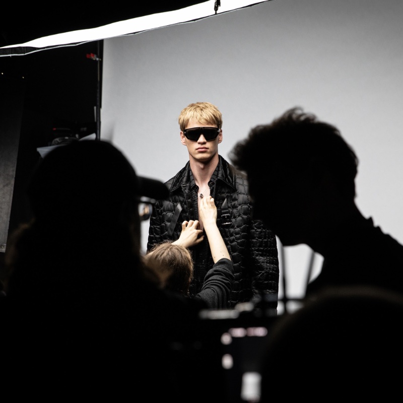 Filip Hrivnak takes the spotlight in this behind-the-scenes image from Versace's fall-winter 2023 campaign. » Versace Fall 2023 Campaign: A Modern Declaration of Style Filip Hrivnak takes the spotlight in this behind-the-scenes image from Versace's fall-winter 2023 campaign.