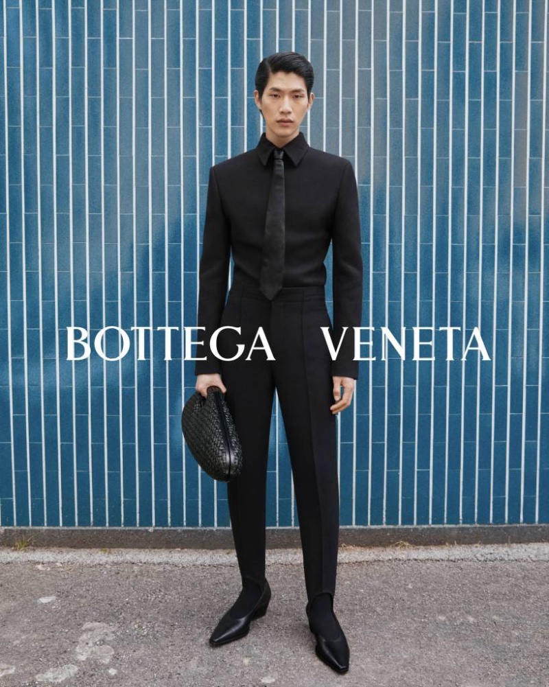 Sanggun Lee wears all black for Bottega Veneta's fall-winter 2023 campaign. 
