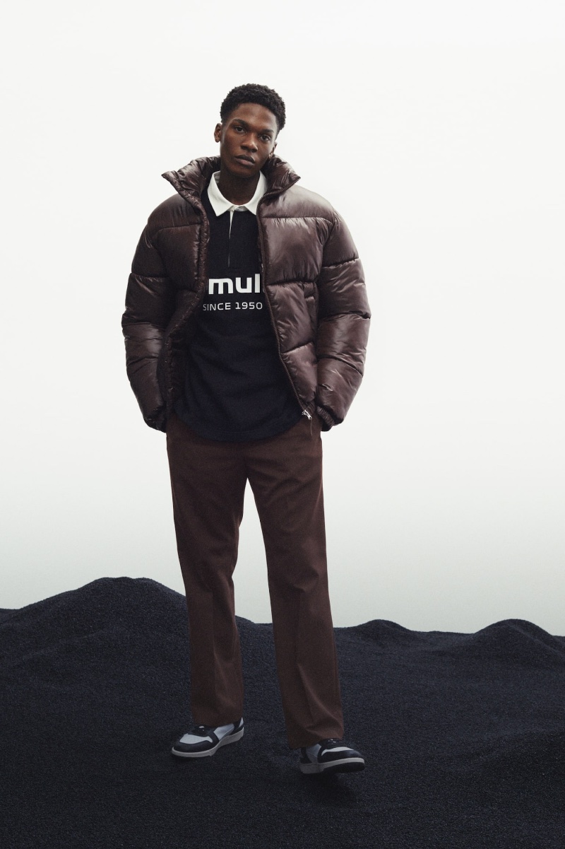 Tapping into a Street vibe, Odinaka Ekezie models a H&M polo shirt with a puffer jacket, flared pants, and basketball sneakers. » H&M Fall 2023: From Casual & Smart to Street Style Tapping into a Street vibe, Odinaka Ekezie models a H&M polo shirt with a puffer jacket, flared pants, and basketball sneakers.