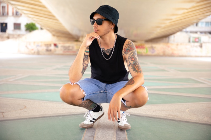 How to Choose a Tattoo Man Bucket Hat Denim Shorts