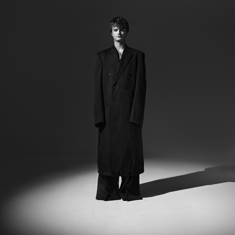 Embracing the oversized trend, Joe Keery wears a Balenciaga coat and pants. » Joe Keery Goes Formal for WWD: Beyond the Script Embracing the oversized trend, Joe Keery wears a Balenciaga coat and pants.