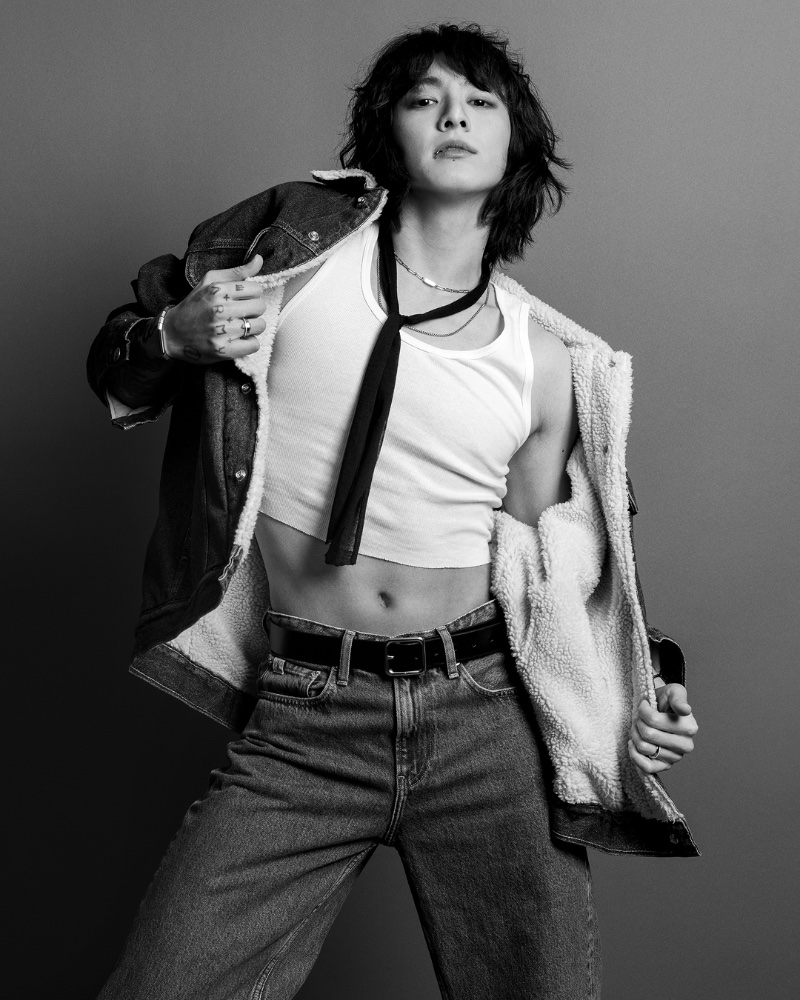 Jung Kook rocks a 90s denim sherpa jacket with a cotton Classic tank and 90s Loose jeans for Calvin Klein's fall 2023 campaign. » Jung Kook for Calvin Klein Jeans: See the Fall 2023 Campaign Jung Kook rocks a 90s denim sherpa jacket with a cotton Classic tank and 90s Loose jeans for Calvin Klein's fall 2023 campaign.