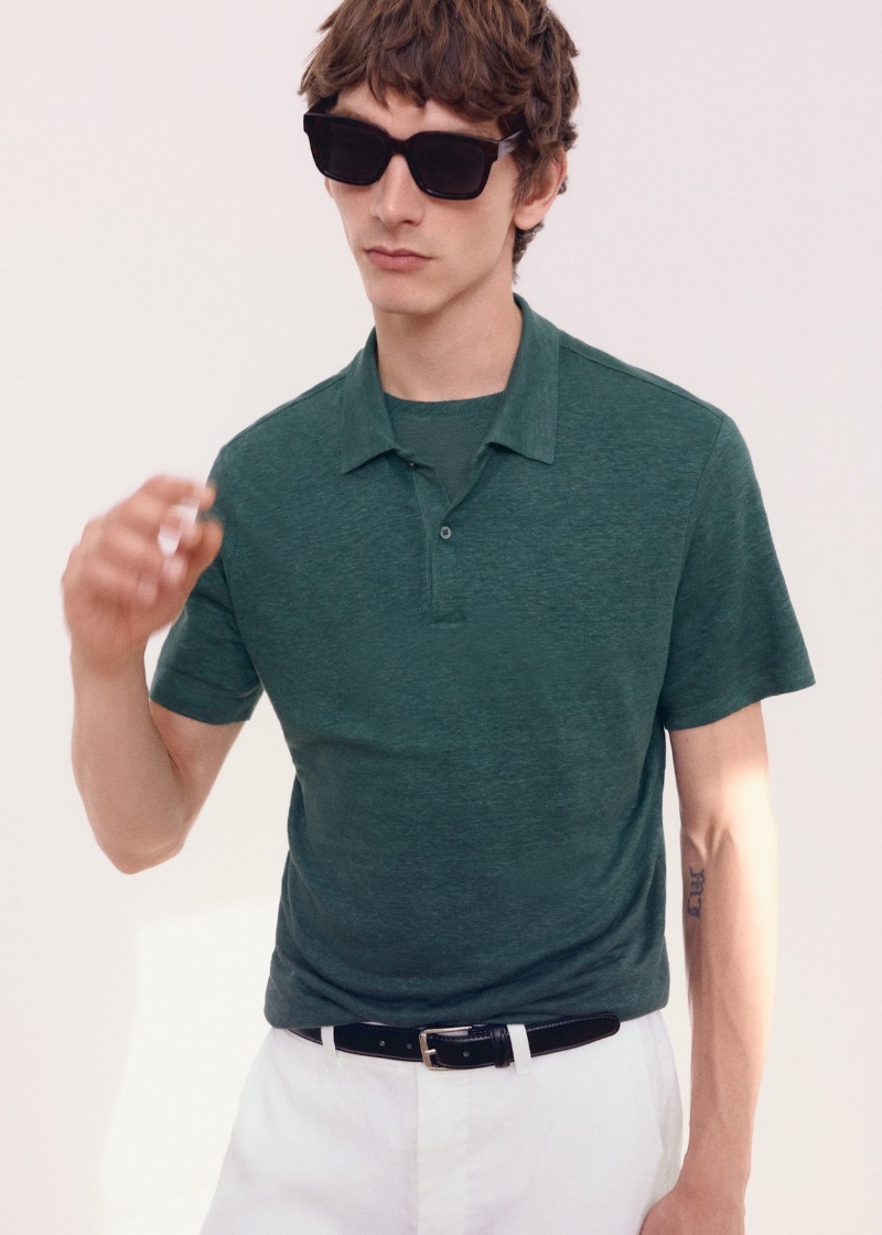 Making a case for green, Erik van Gils wears a 100% linen polo shirt. » Mango Man Proposes Color: Chic Casual Looks Making a case for green, Erik van Gils wears a 100% linen polo shirt.