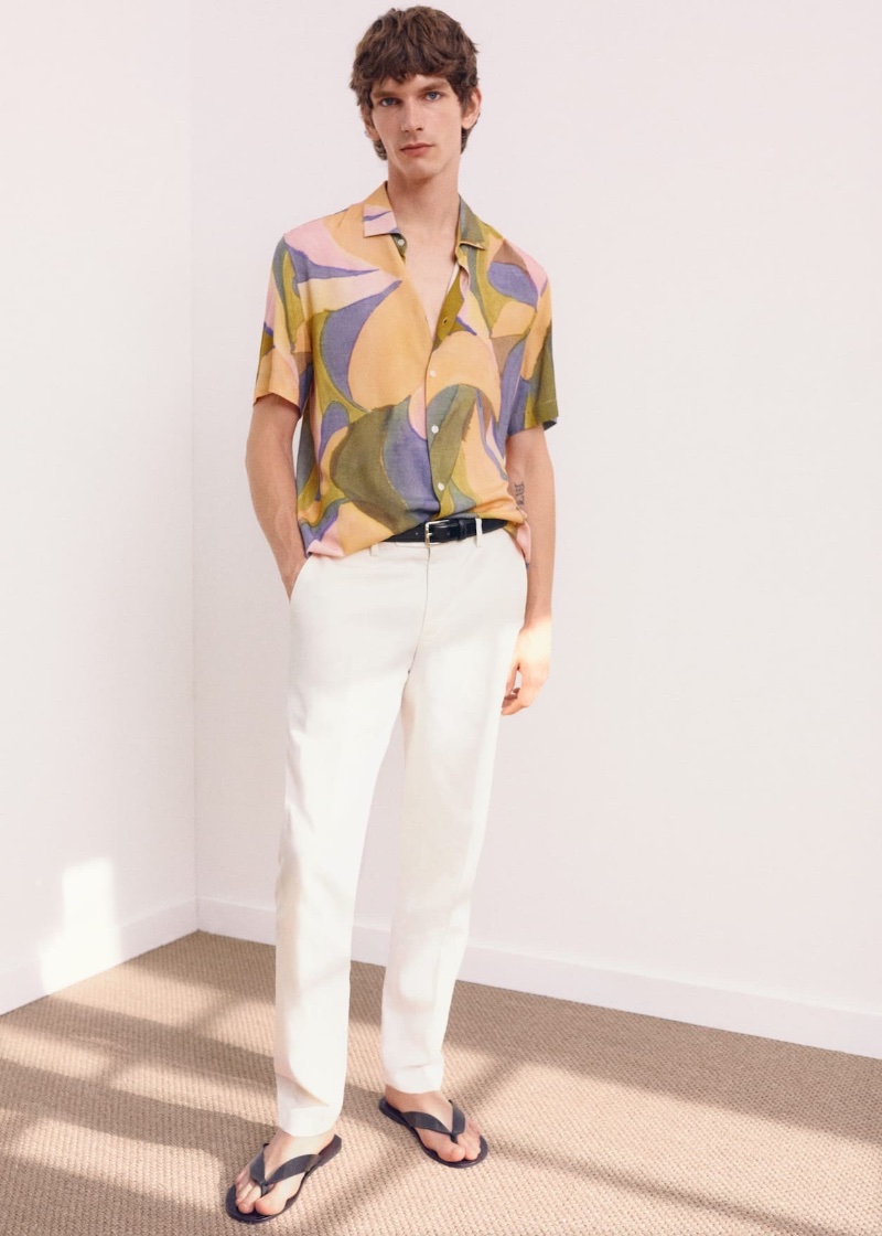 Model Erik van Gils rocks a printed short-sleeve shirt with slim-fit drawstring pants. 
