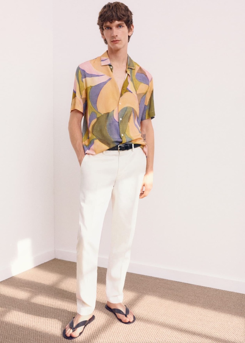 Model Erik van Gils rocks a printed short-sleeve shirt with slim-fit drawstring pants. » Mango Man Proposes Color: Chic Casual Looks Model Erik van Gils rocks a printed short-sleeve shirt with slim-fit drawstring pants.