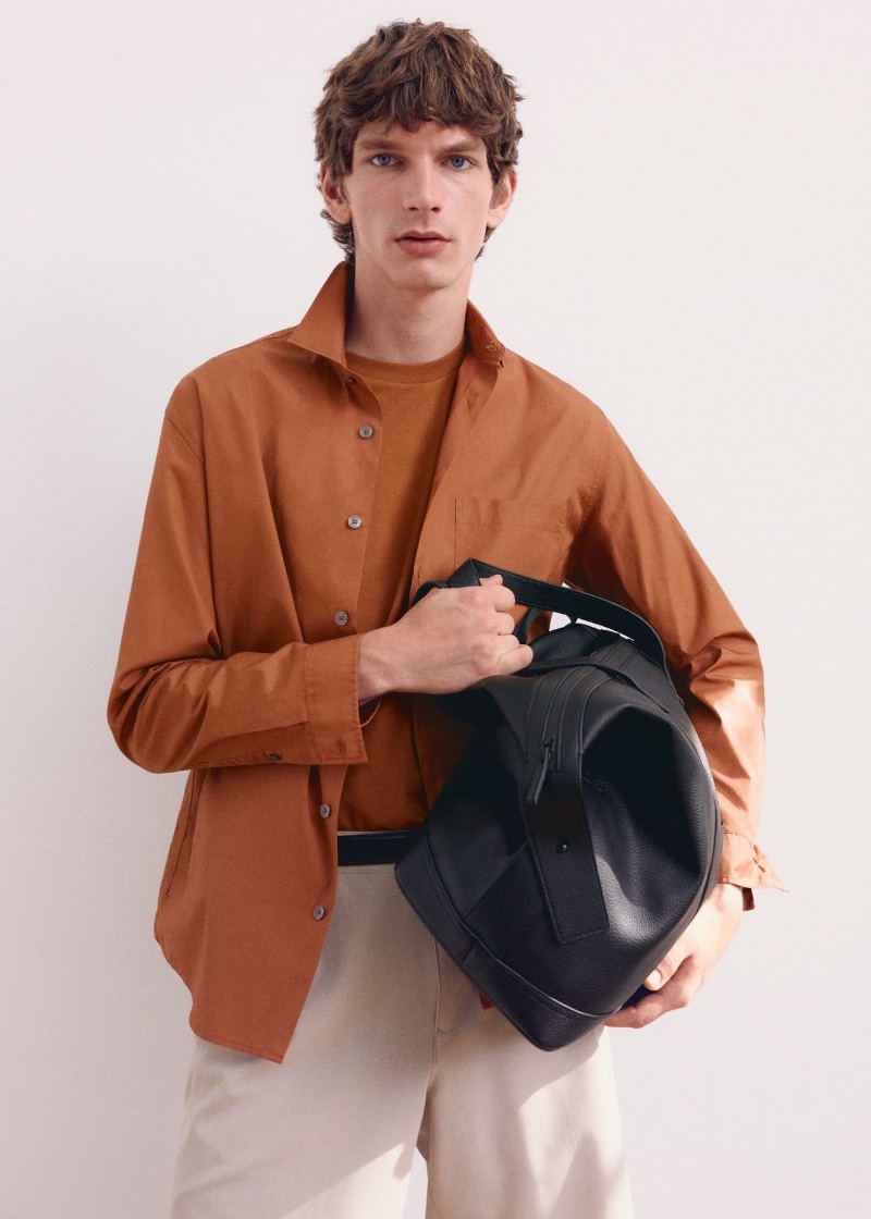 Taking hold of a bowling bag, Erik van Gils wears a brown shirt over a pocket tee by Mango. » Mango Man Proposes Color: Chic Casual Looks Taking hold of a bowling bag, Erik van Gils wears a brown shirt over a pocket tee by Mango.