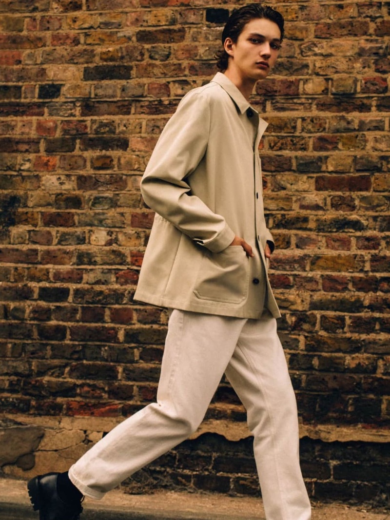 On the move, Dante Scheck sports a cotton overshirt with straight-fit selvedge jeans from the fall-winter 2023 Massimo Dutti Studio collection. » Massimo Dutti Studio Fall 2023: Modern Classicism On the move, Dante Scheck sports a cotton overshirt with straight-fit selvedge jeans from the fall-winter 2023 Massimo Dutti Studio collection.