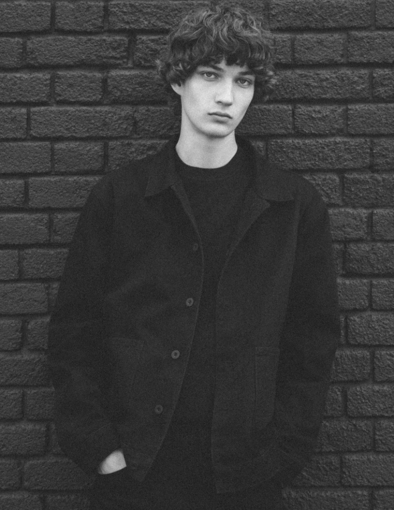 Dante Scheck dons a smart look from Massimo Dutti's fall-winter 2023 Studio collection. » Massimo Dutti Studio Captures Urban Elegance This Fall Dante Scheck dons a smart look from Massimo Dutti's fall-winter 2023 Studio collection.