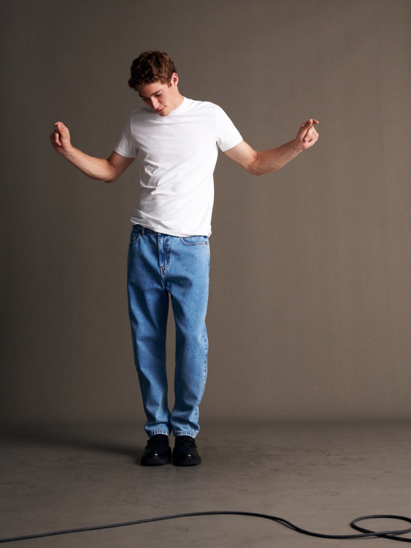 Rocking a classic white t-shirt, Valentin Humbroich also wears Reserved's carrot fit jeans. » Reserved Fall 2023 Denim: A Modern Fit Rocking a classic white t-shirt, Valentin Humbroich also wears Reserved's carrot fit jeans.