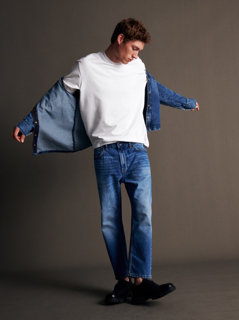 Connecting with Reserved for fall, Valentin Humbroich wears cropped regular-fit jeans. » Reserved Fall 2023 Denim: A Modern Fit Connecting with Reserved for fall, Valentin Humbroich wears cropped regular-fit jeans.