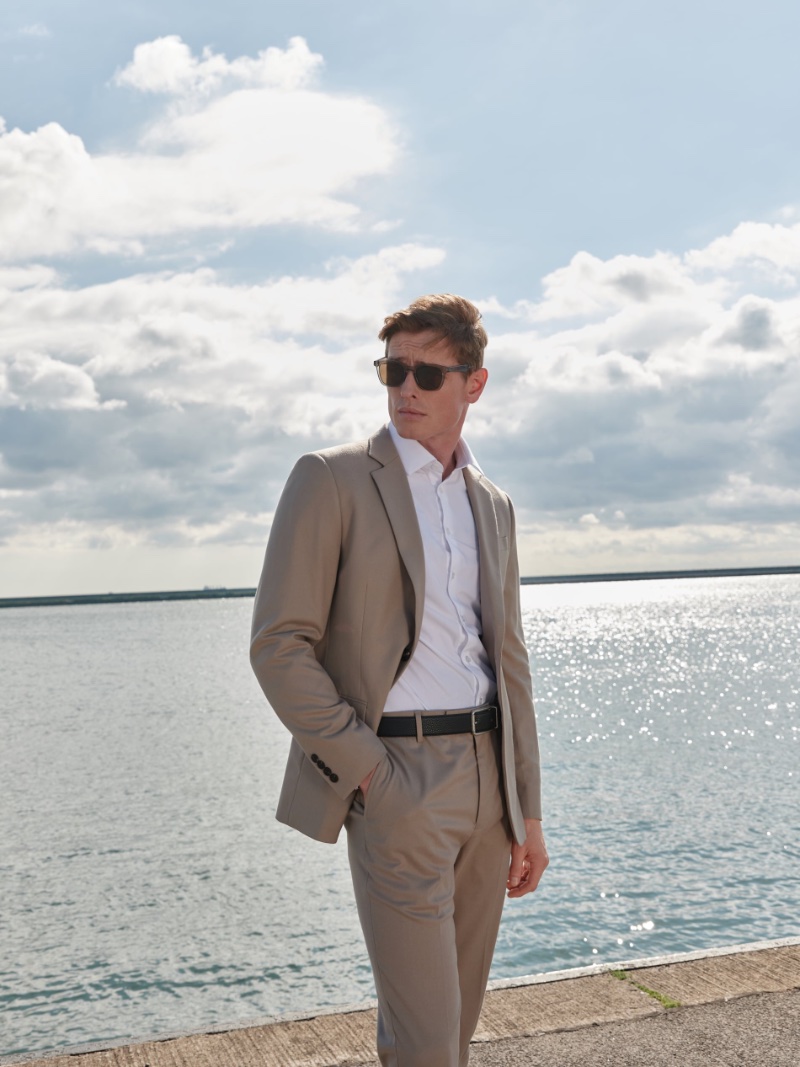 Model Patrick O'Donnell dons a sleek suit with a slim-fit shirt from Reserved. 