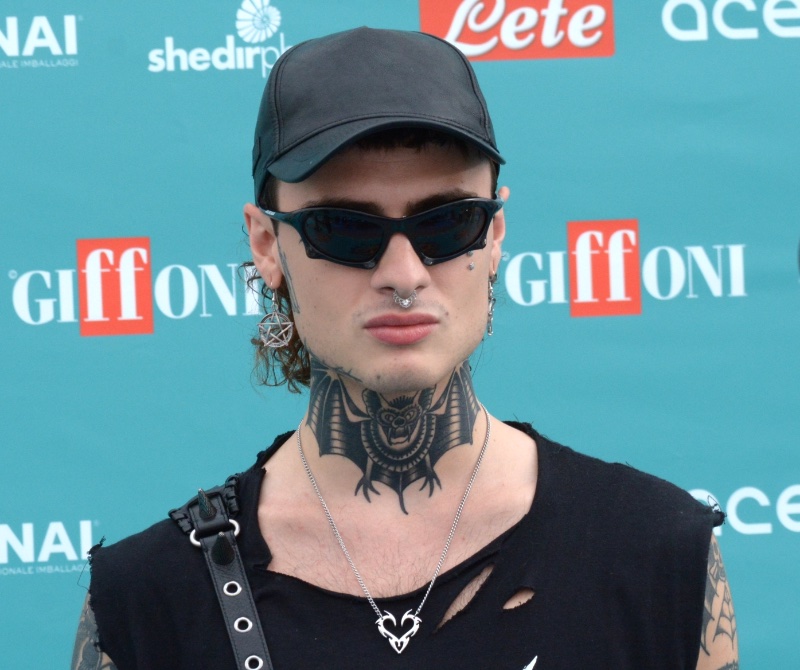 Rosa Chemical Bat Neck Tattoo Men 2023 » Neck Tattoos for Men: Explore Classic & Modern Design Ideas Rosa Chemical Bat Neck Tattoo Men 2023