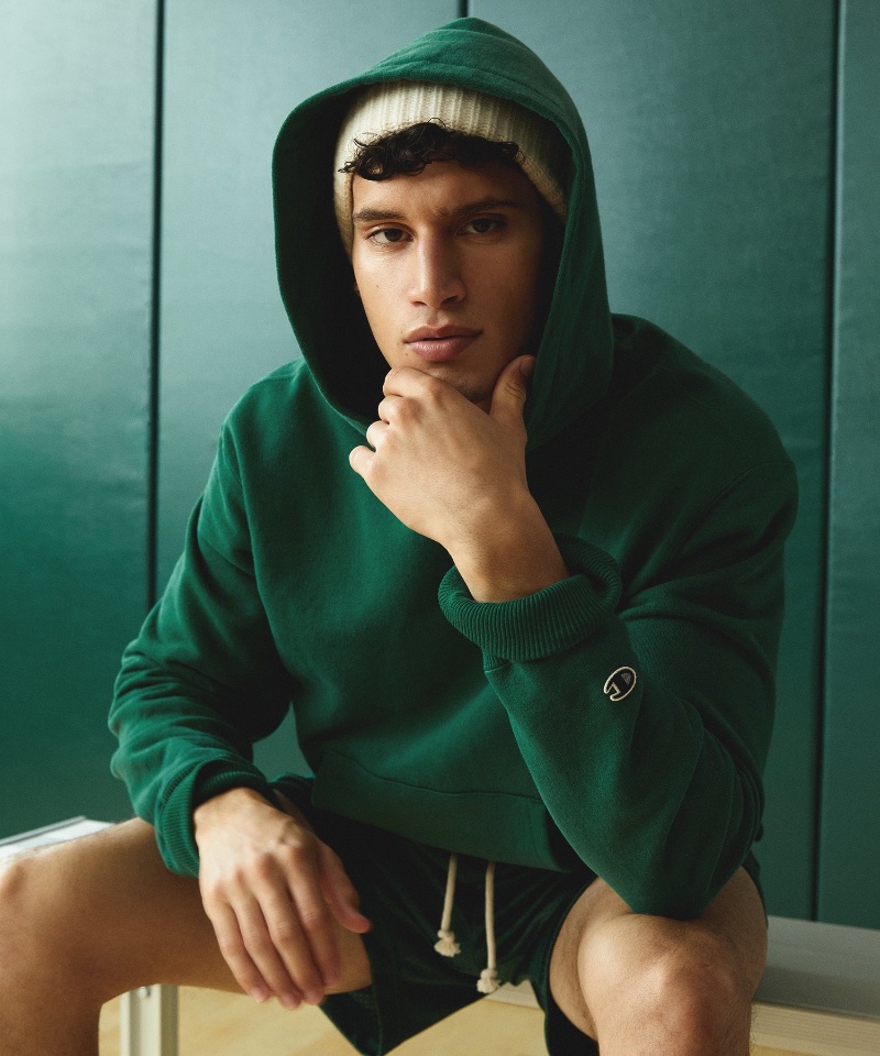 Alexis Chaparro models a relaxed hoodie and mesh shorts in green from the Todd Snyder + Champion fall-winter 2023 collection. » Todd Snyder + Champion Fall 2023: A Touch of Nostalgia Alexis Chaparro models a relaxed hoodie and mesh shorts in green from the Todd Snyder + Champion fall-winter 2023 collection.