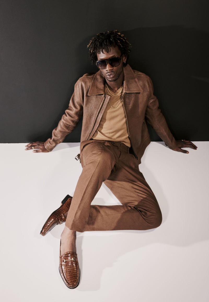 Adonis Bosso sports Allen Edmonds' Verona II Italian Bit loafer for the brand's fall-winter 2023 campaign. » Allen Edmonds Fall 2023 Campaign: Sophistication in a Step Adonis Bosso sports Allen Edmonds' Verona II Italian Bit loafer for the brand's fall-winter 2023 campaign.