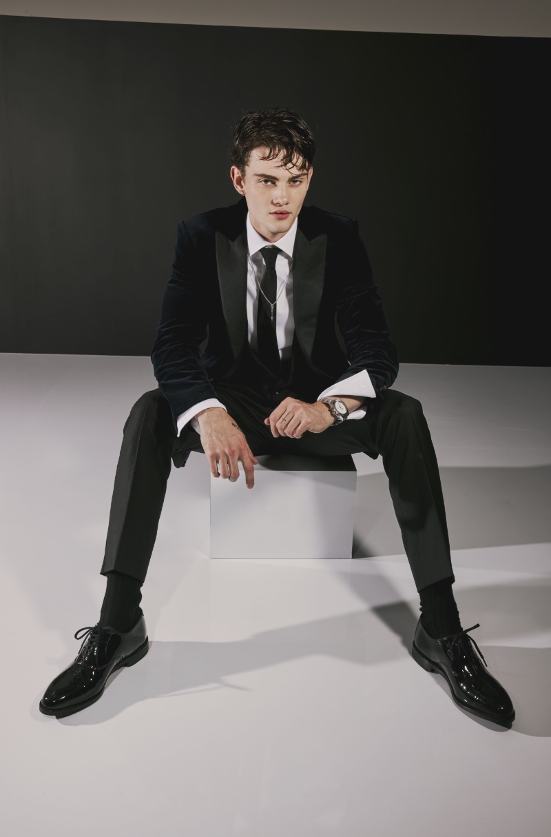 Cole Etgen models Allen Edmonds' Factory Second Carlyle plain-toe oxfords for the brand's fall-winter 2023 campaign.