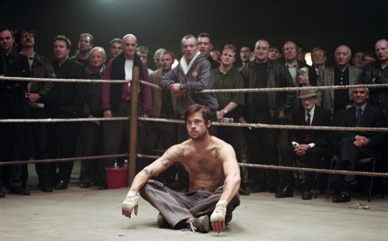Brad Pitt displayed a body of tattoos and short, messy brown hair as Pikey Mikey in 2000's Snatch. 