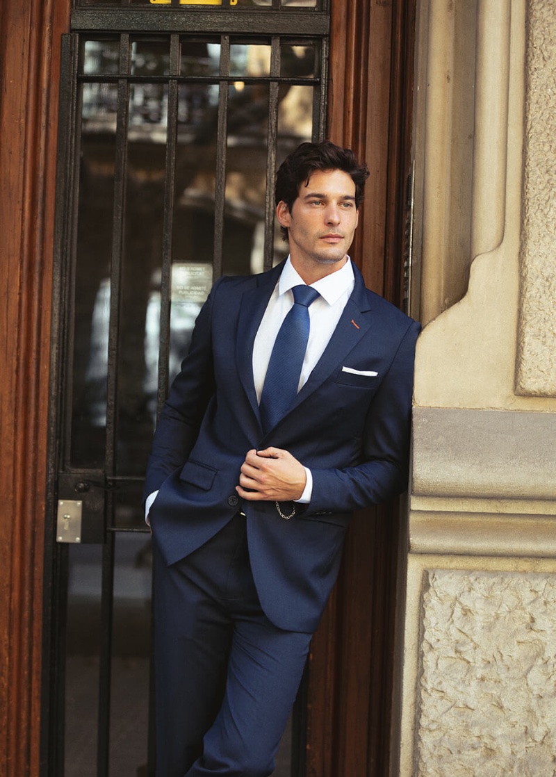 Edu Roman dons a navy suit from Hockerty's fall-winter 2023 collection. » Hockerty Fall 2023: Navigating Staples of Style Edu Roman dons a navy suit from Hockerty's fall-winter 2023 collection.