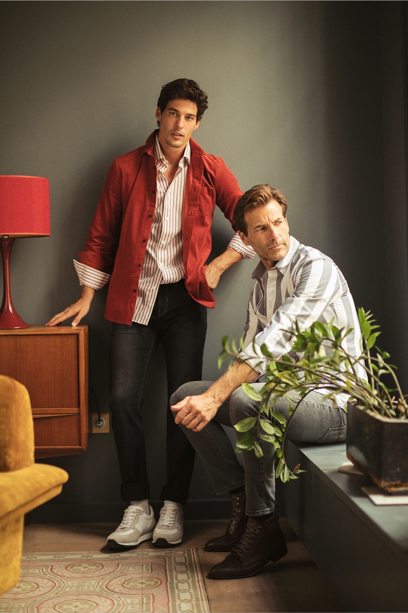 Models Edu Roman and Enrique G.R.C. showcase casual styles from Hockerty's fall-winter 2023 collection. 