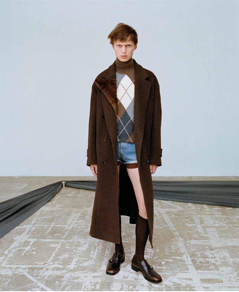» Jonas Glöer Rocks Bold Fall Style for WSJ. Magazine Jonas Gloer 2023 Editorial WSJ Magazine 007
