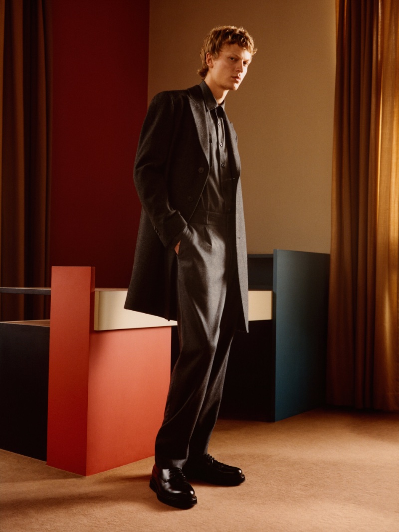 Jonas Glöer dons sleek gray tailoring from the fall-winter 2023 Massimo Dutti Limited Edition collection. 