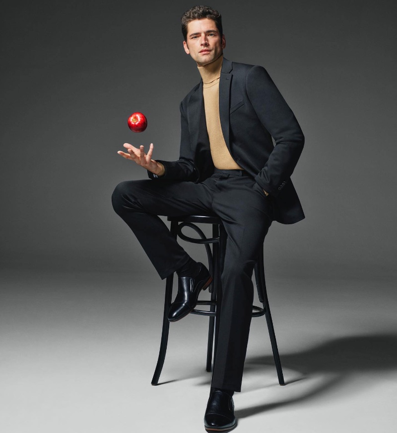 Model Sean O'Pry wears a turtleneck sweater with a suit for Perry Ellis' fall-winter 2023 campaign. » Sean O'Pry Dons Sleek Suits for Perry Ellis Fall 2023 Ad Model Sean O'Pry wears a turtleneck sweater with a suit for Perry Ellis' fall-winter 2023 campaign.