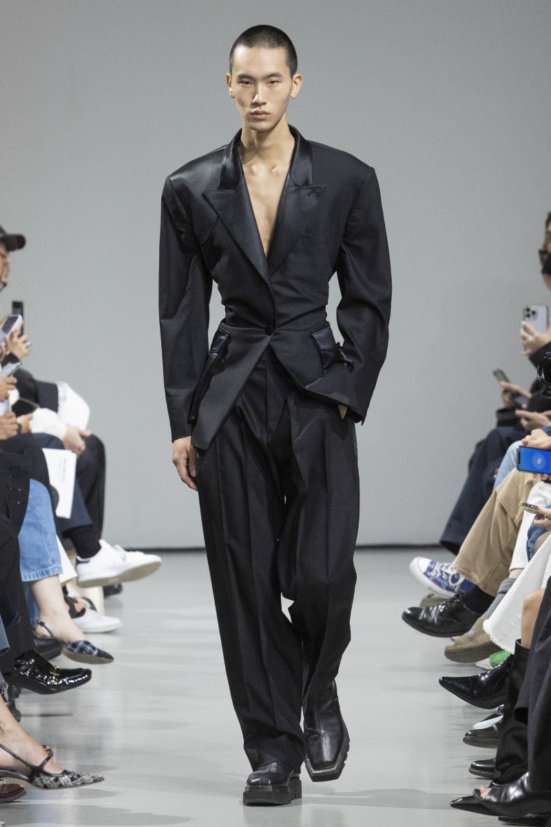 Yuto Ebihara models a tuxedo utility blazer and drill trousers from the Peter Do x Banana Republic collection. » Peter Do Previews Banana Republic Collaboration Yuto Ebihara models a tuxedo utility blazer and drill trousers from the Peter Do x Banana Republic collection.
