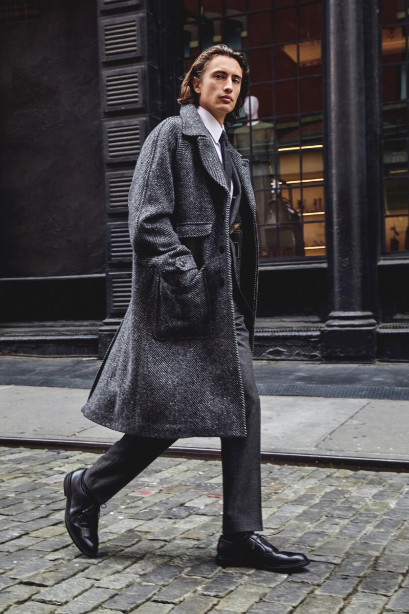 James Turlington models Todd Snyder's Italian wool Balmacaan coat in charcoal herringbone. » Todd Snyder Brings Fall Style to the Big Apple James Turlington models Todd Snyder's Italian wool Balmacaan coat in charcoal herringbone.