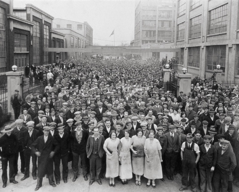 1920s Fashion Crowd