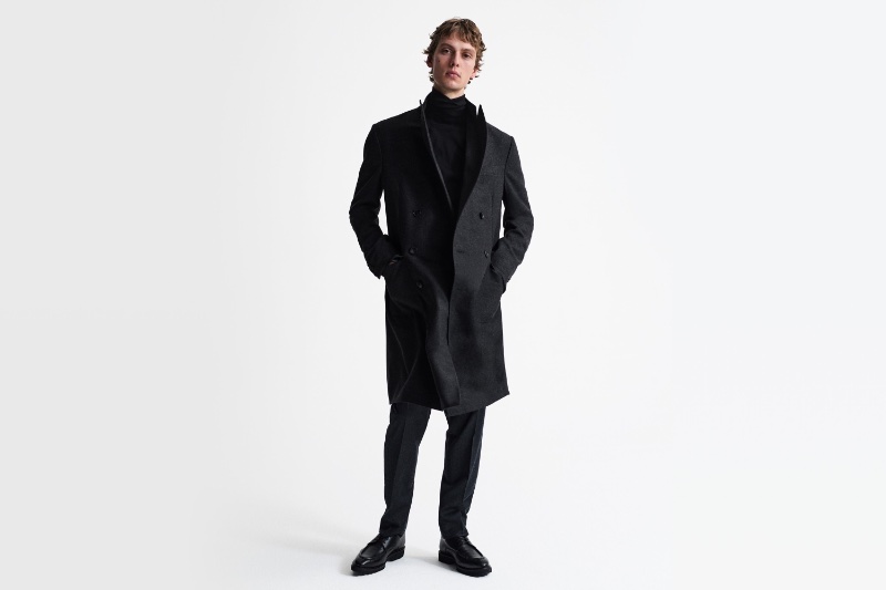 A sharp vision in a dark gray double-breasted cashmere coat, Leon Dame fronts Corneliani's fall-winter 2023 campaign.
