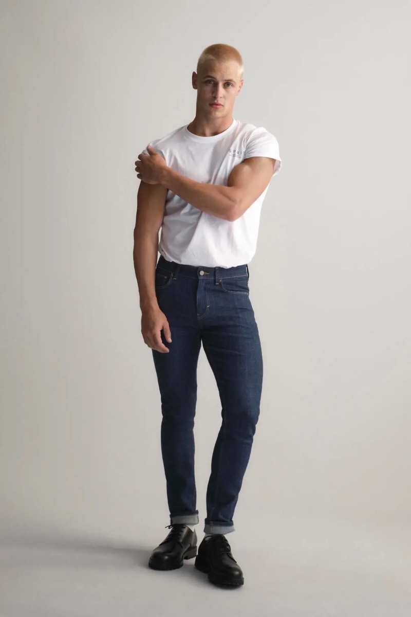 Model Hunter Warr slips into Esprit's skinny jeans.