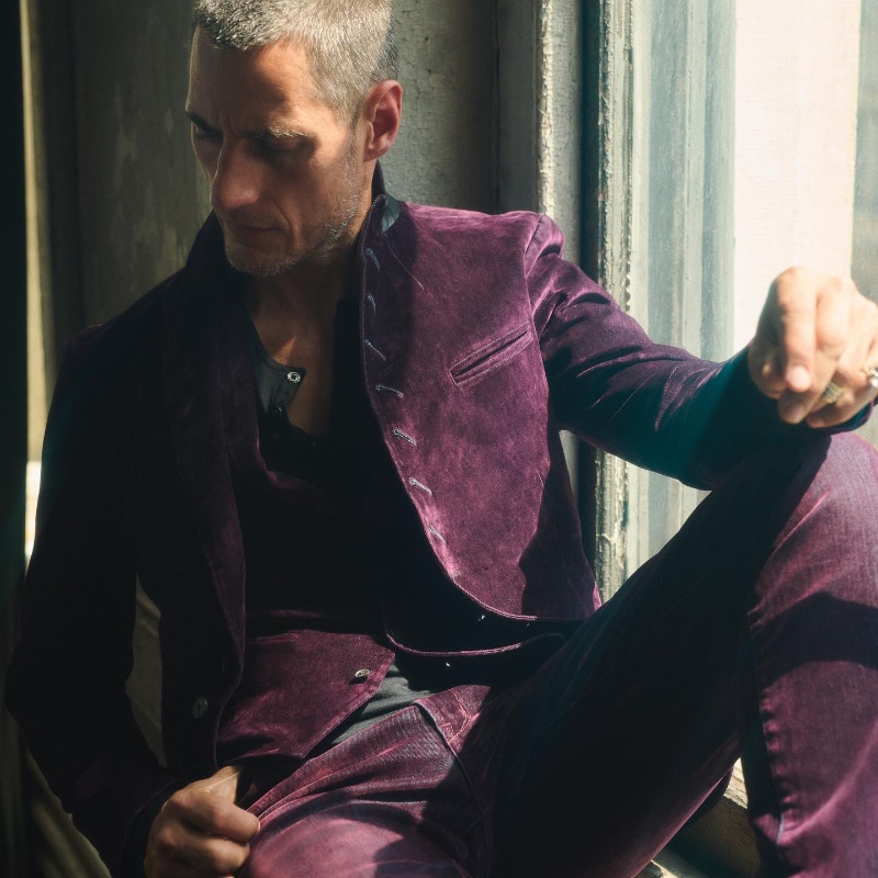 Embracing a rich oxblood hue, Axel Hermann dons John Varvatos' Woodward suit. » John Varvatos Fall 2023: A Neo-Noir Fashion Narrative Embracing a rich oxblood hue, Axel Hermann dons John Varvatos' Woodward suit.
