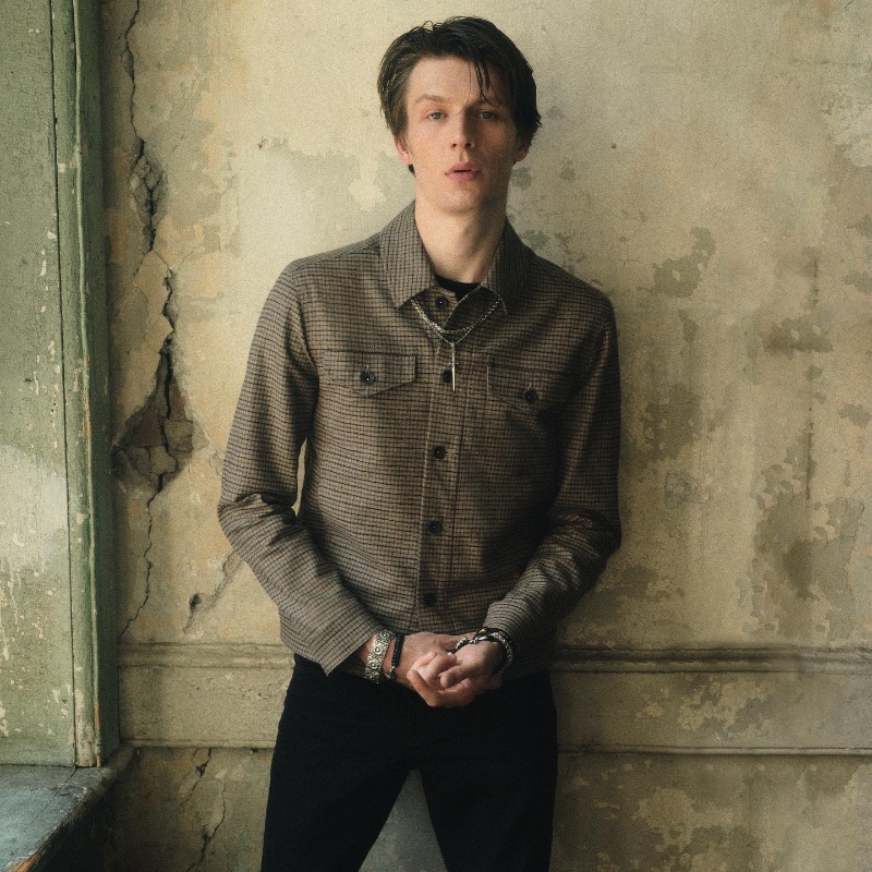 Finnlay Davis models John Varvatos Evans trucker jacket. » John Varvatos Fall 2023: A Neo-Noir Fashion Narrative Finnlay Davis models John Varvatos Evans trucker jacket.