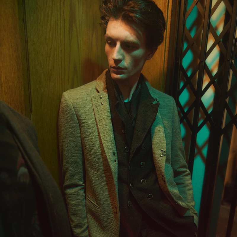 Model Finnlay Davis sports John Varvatos' Madison jacket. » John Varvatos Fall 2023: A Neo-Noir Fashion Narrative Model Finnlay Davis sports John Varvatos' Madison jacket.