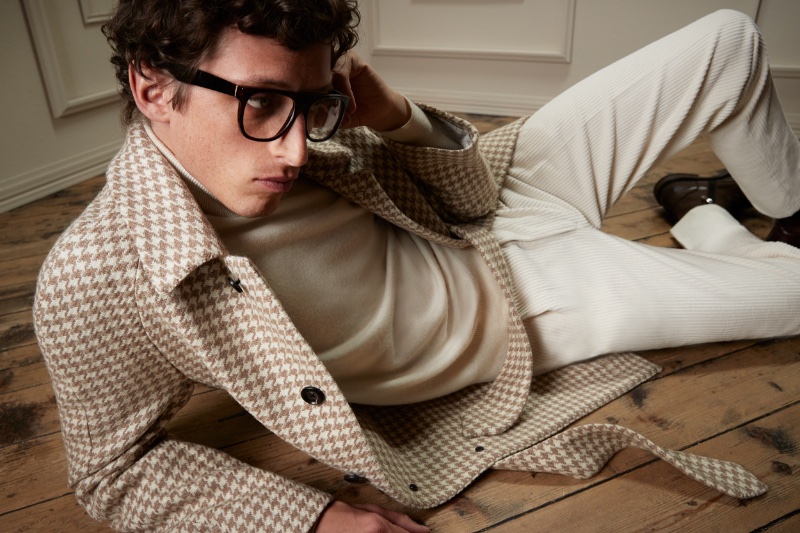 Luigi Bianchi makes a classic statement with its houndstooth coat for fall-winter 2023.