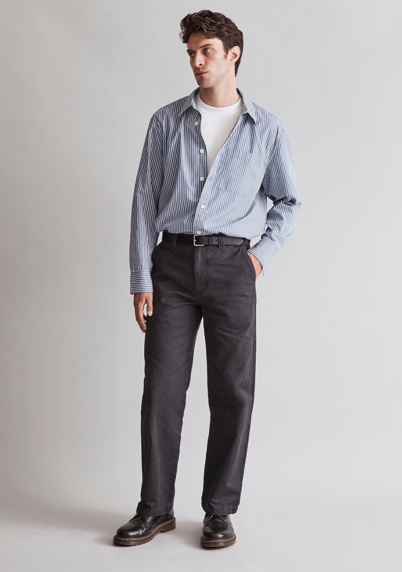 Chino pants brilliantly occupy the area between casual and formal. » Men's Holiday Outfits: Where Sartorial Dreams Thrive Chino pants brilliantly occupy the area between casual and formal.