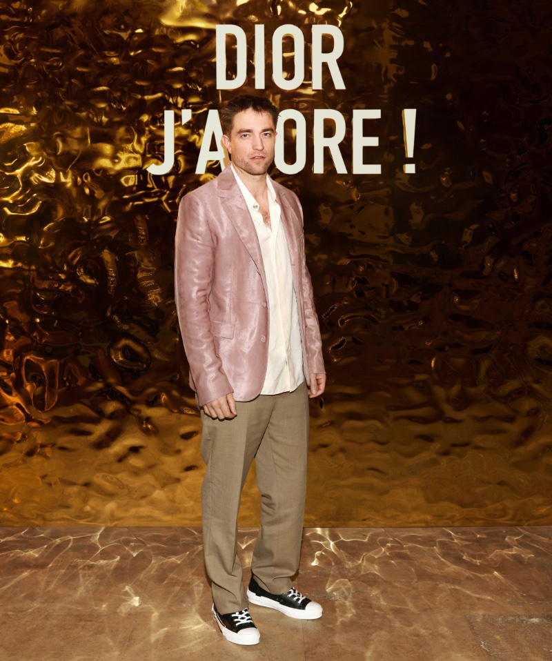 Robert Pattinson wears a pink summer 2024 look from Dior Men.