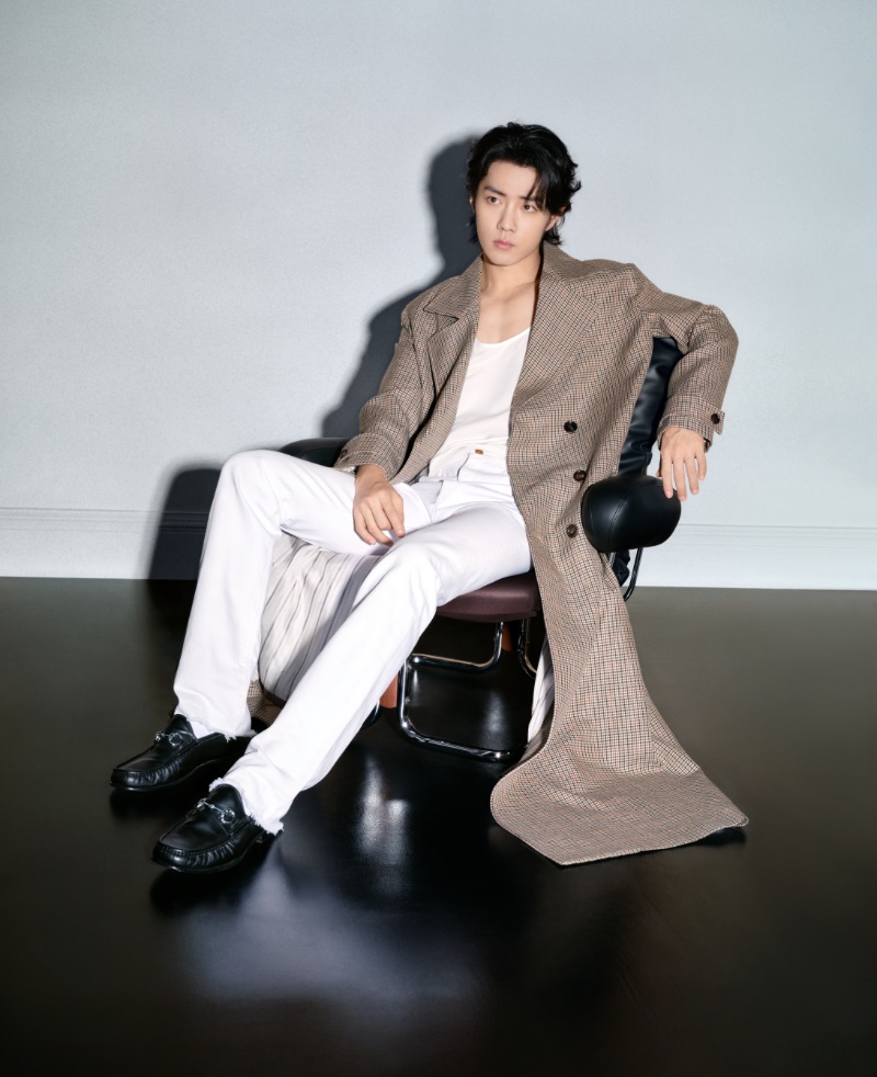 Donning an oversized coat against white, Xiao Zhan stars in the Gucci Horsebit 1953 loafer advertisement.