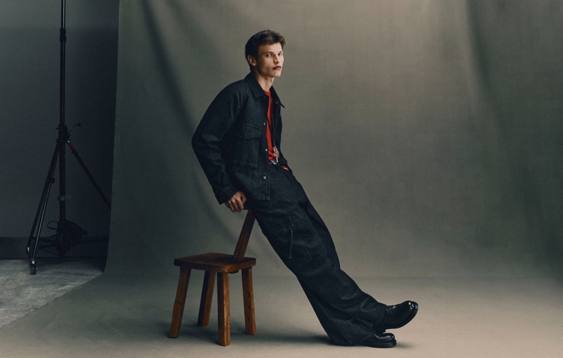 Model Louis Göckenjan sports relaxed cargo jeans with a denim jacket by Zara.