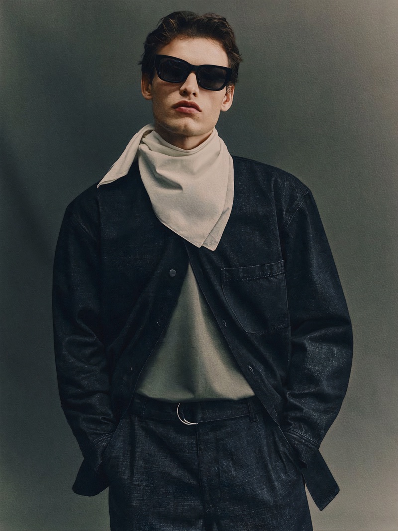 In front and center, Louis Göckenjan wears a Zara denim overshirt. 