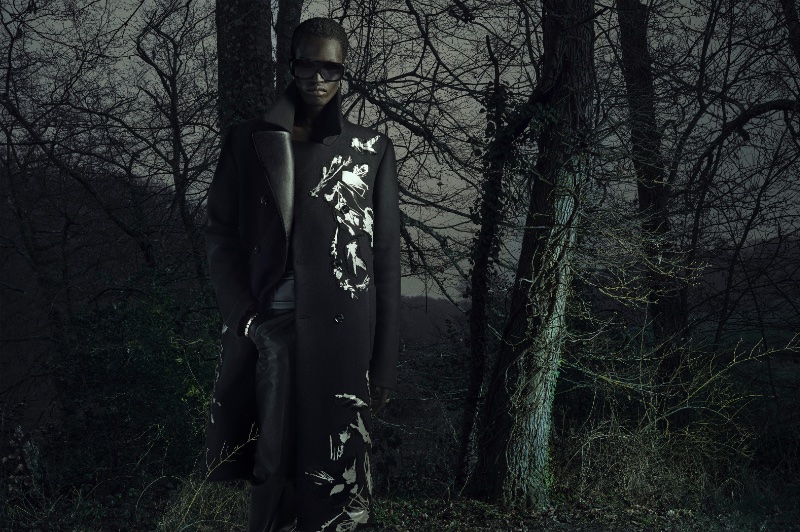 Model Mamuor Majeng wears a statement coat from the Zara Studio fall-winter 2023 collection.