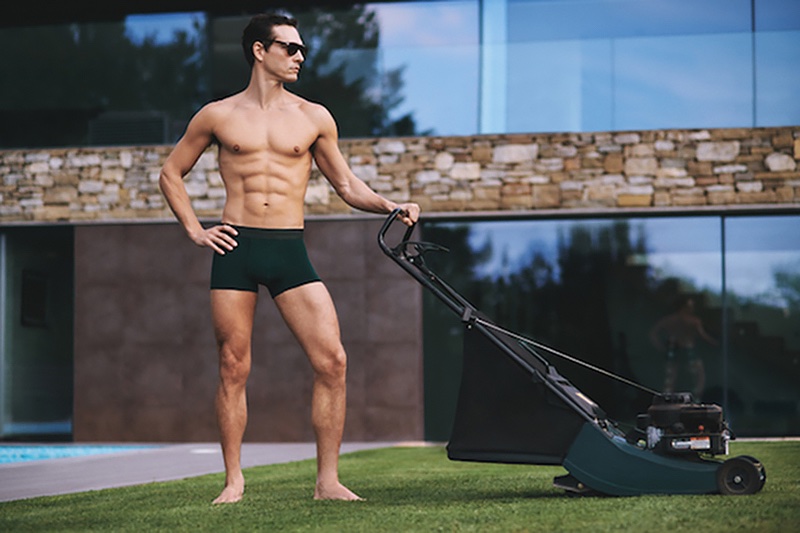 Alexandre Cunha stands poised, merging masculinity with manicured lawns in CHÉ Bodywear's bold narrative. » Alexandre Cunha Channels American Psycho for CHÉ Bodywear Alexandre Cunha stands poised, merging masculinity with manicured lawns in CHÉ Bodywear's bold narrative.