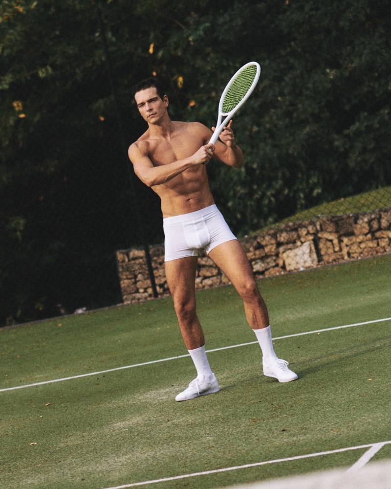 Alexandre Cunha exudes confidence on the tennis court, sporting CHÉ Bodywear with a Patrick Bateman-esque prowess. 