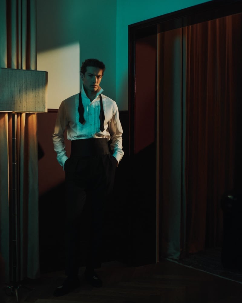 Cast in a cool light, Oli Lacey stands contemplative, embodying the Dunhill aesthetic for the 2023 festive season. » Dunhill Festive 2023 Ad: Blending Heritage with Modern Grace Cast in a cool light, Oli Lacey stands contemplative, embodying the Dunhill aesthetic for the 2023 festive season.