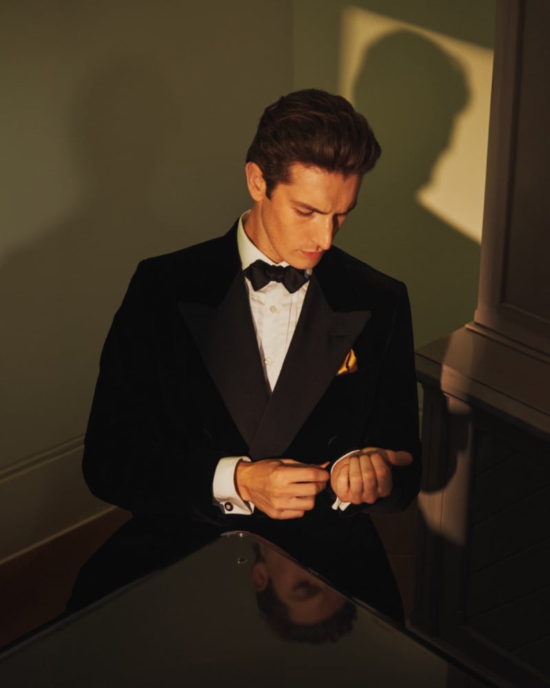 Oli Lacey adjusts his sleeves, his Dunhill attire a seamless blend of tradition and contemporary class. » Dunhill Festive 2023 Ad: Blending Heritage with Modern Grace Oli Lacey adjusts his sleeves, his Dunhill attire a seamless blend of tradition and contemporary class.